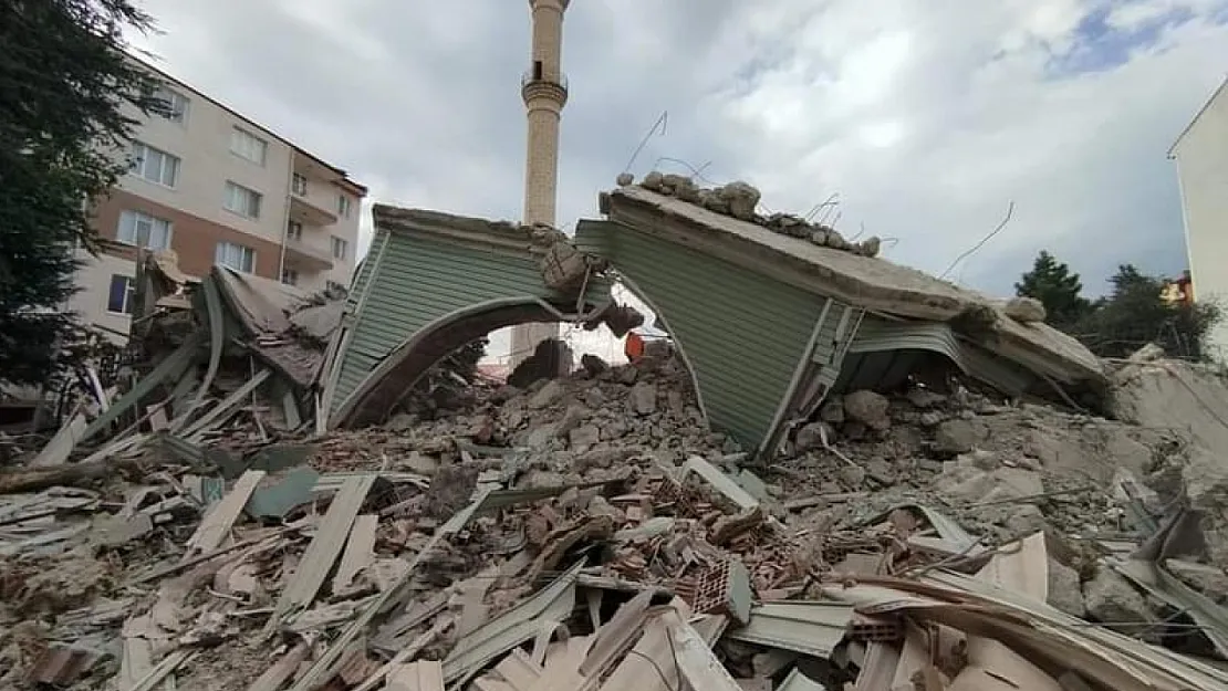 Depreme Dayanıksız Camii Yıkıldı, Hayırseverlerin Desteği Bekleniyor