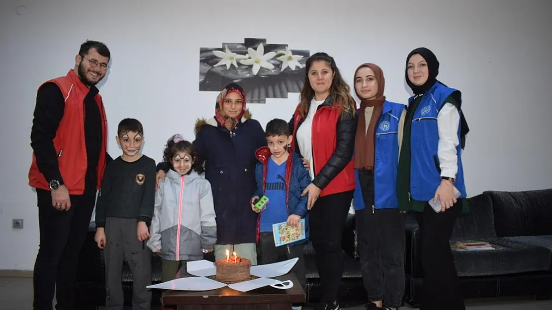 Depremzede minik Hatice doğum gününü Afyon’da kutladı