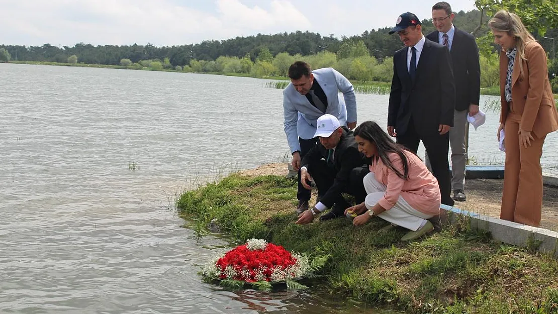 Depremzedeler anısına Pelitözü Göledine çelenk bırakıldı