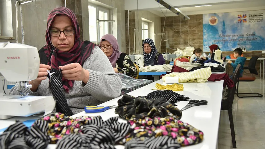 Depremzedeler için makine başına geçtiler