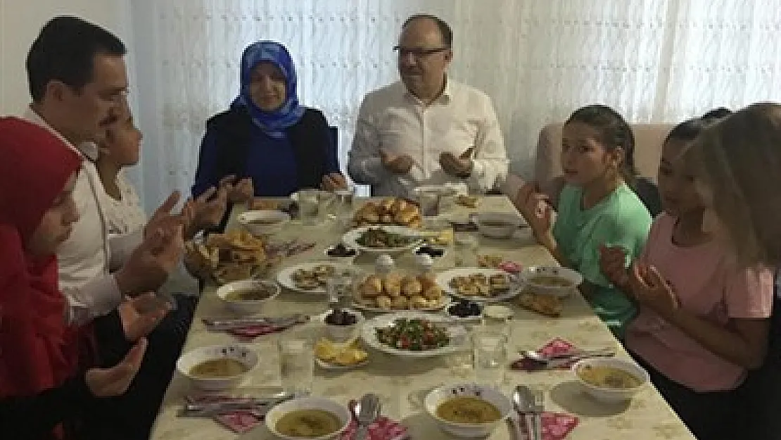 Devlet, çocuklarıyla iftar yaptı – Kocatepe Gazetesi