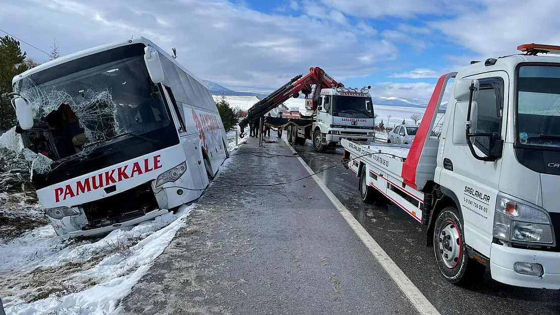 Devrilen otobüs 2 saatlik çalışmayla kaldırabildi