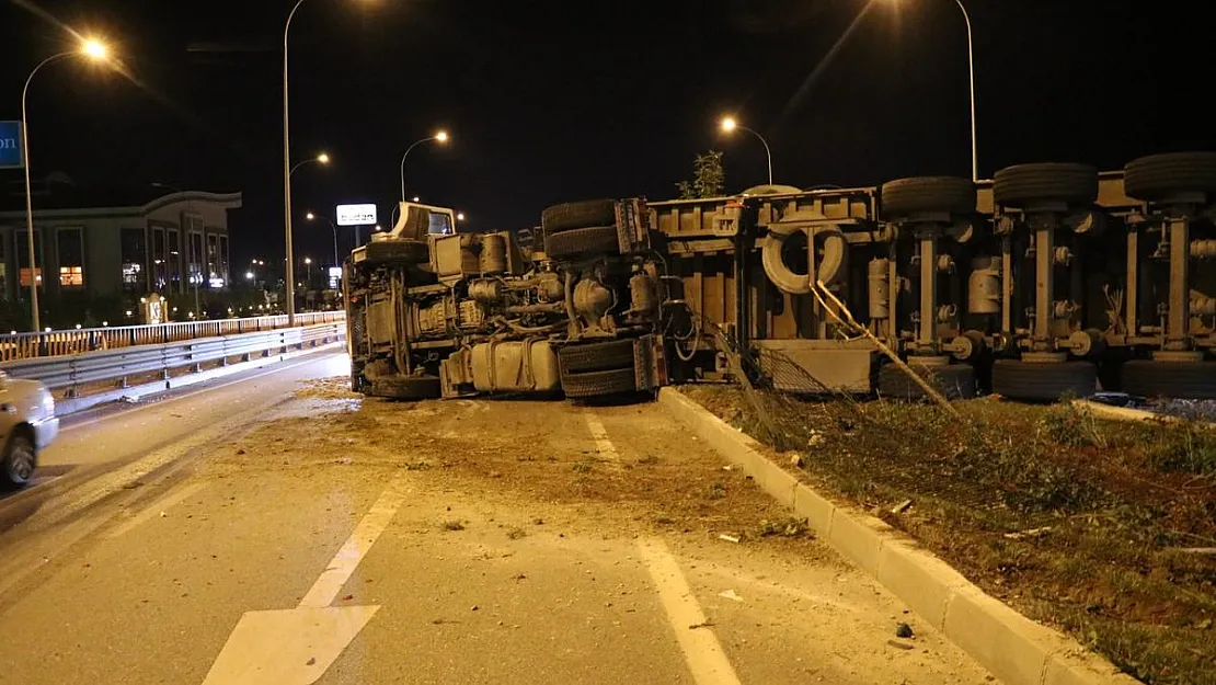 Devrilen tır 3 şeridi kapattı: 1 yaralı