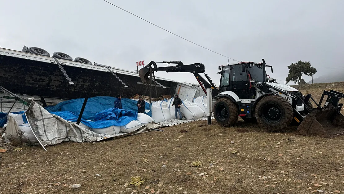 Devrilen Tır Sürücüsü Yaralandı, 27 Ton Şeker Ziyan Oldu