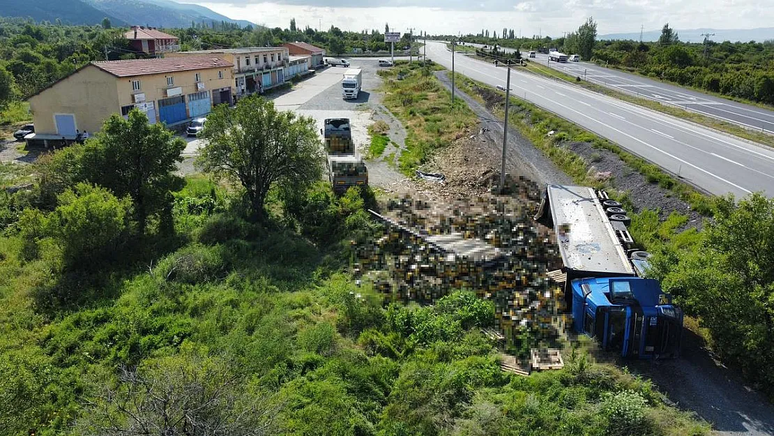 Devrilen tırdaki litrelerce alkol yola döküldü