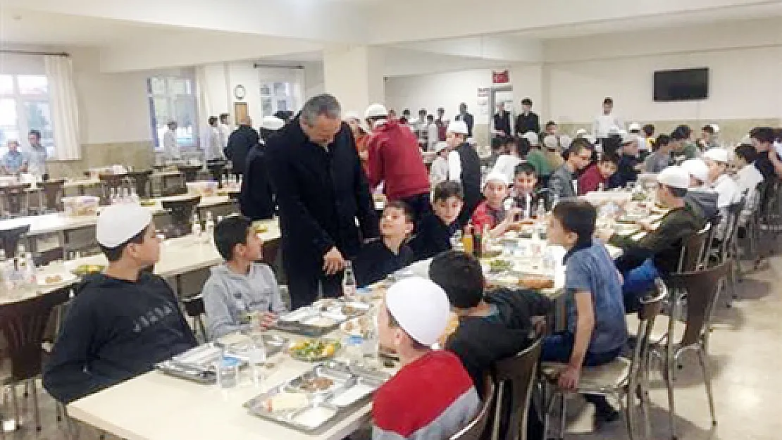 Din adamları öğrencilerle iftar yaptı