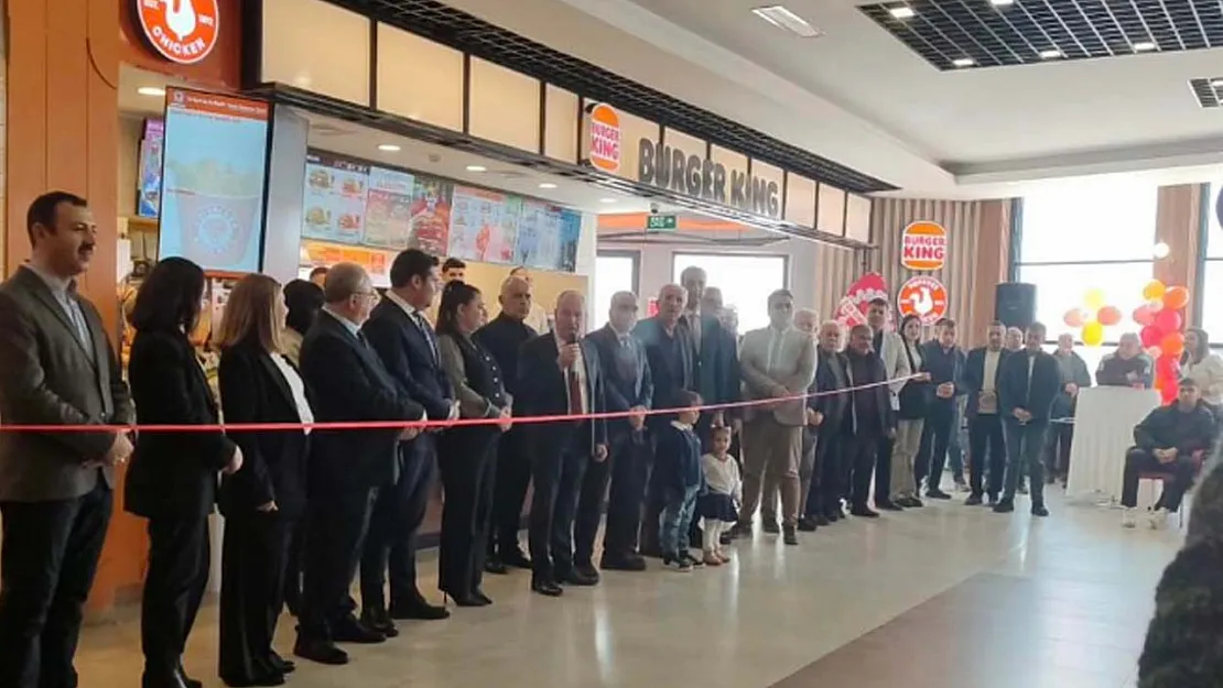 Dinar'da Burger King Dualarla Açıldı, Tepki Yağdı