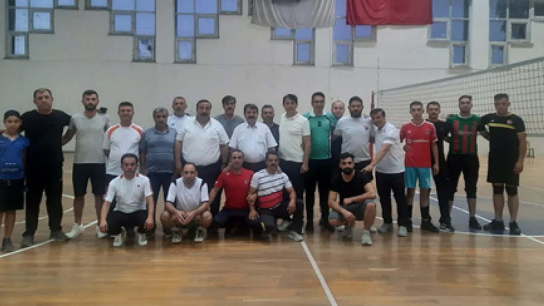 Dinar'da Kurumlar Voleybol Turnuvası'nda yarışıyor