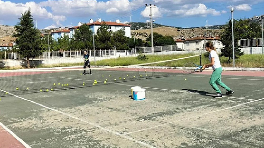 Dinar'da tekvando ve tenis eğitimleri devam ediyor