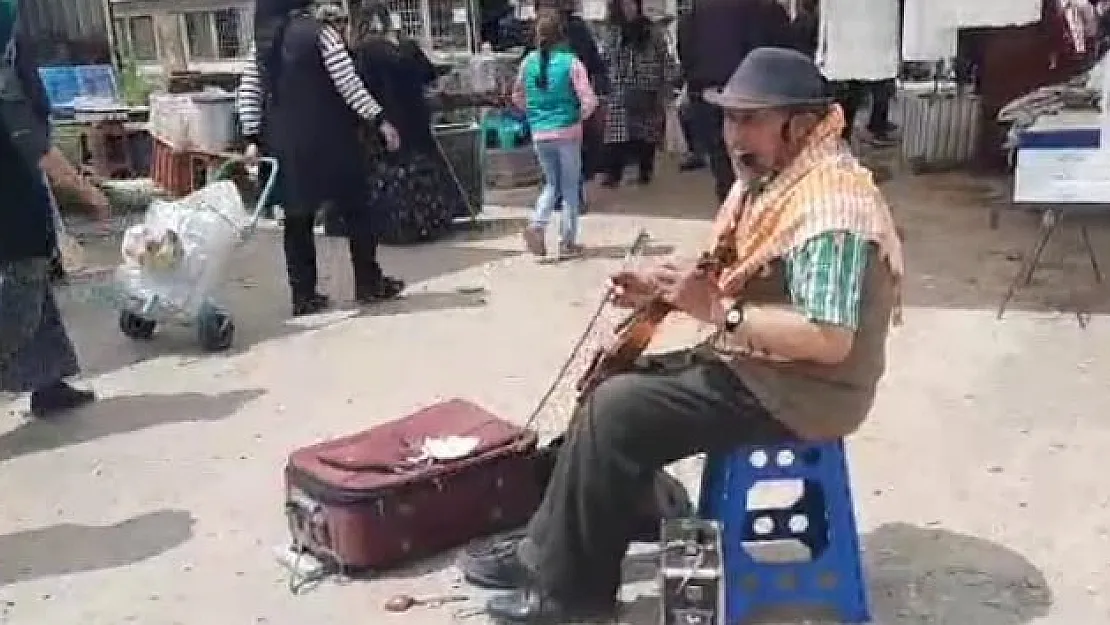 Dinar'ın tek sokak müzisyeni geçimini şarkı, türkü söyleyerek sağlıyor