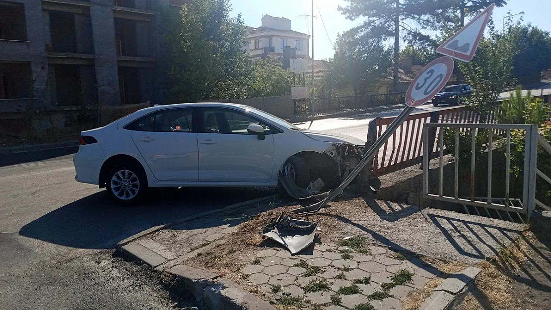Direksiyon Hakimiyetini Kaybeden Sürücü Köprü Bariyerine Çarparak Durabildi