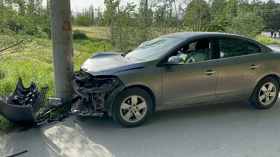 Direksiyon hakimiyetini kaybeden sürücü elektrik direğine çarptı