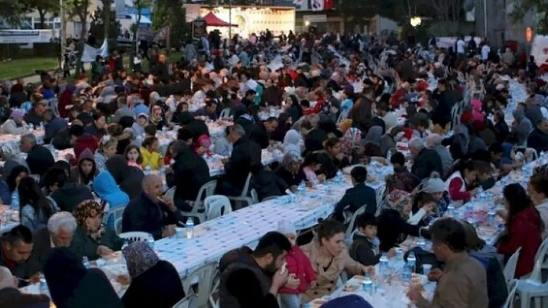 Diyanet Vakfı'ndan Kızılören'de bin kişilik iftar