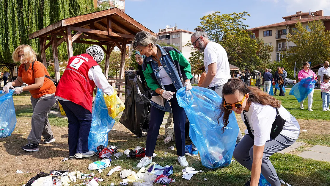 Doğaseverler, Dünya Temizlik Günü'nde Çöp Topladı