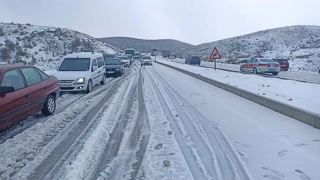 Dolu yağışı kazalara neden oldu, trafik durma noktasına geldi