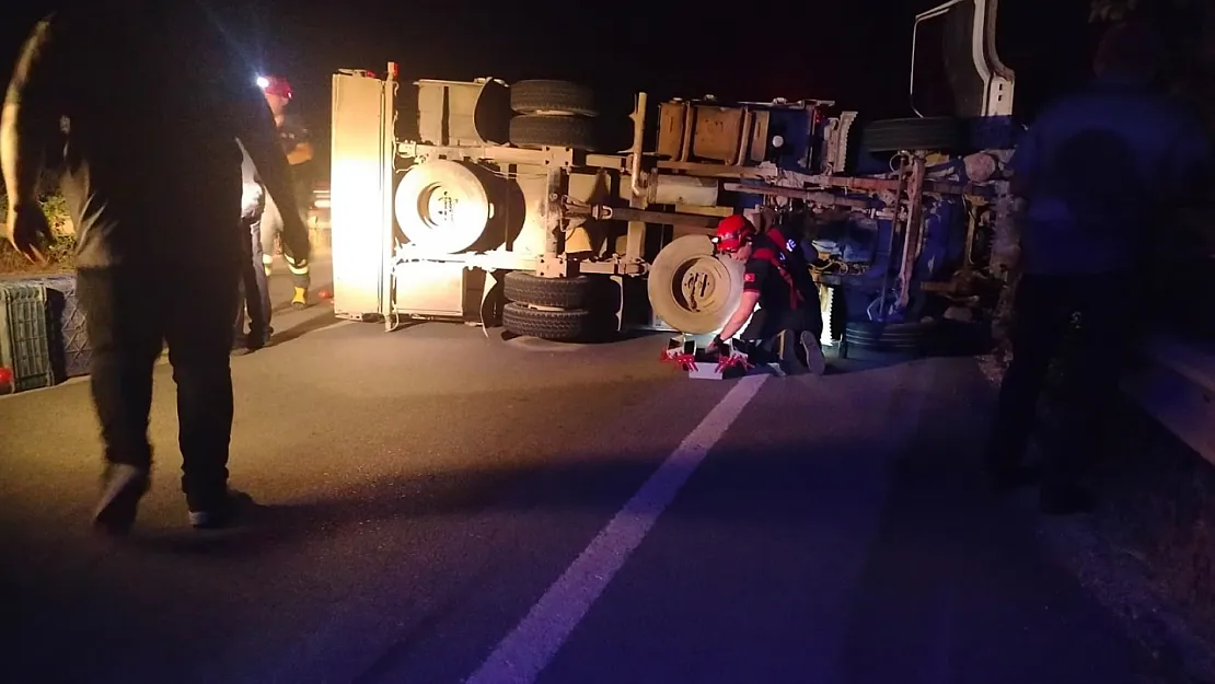 Domates Yüklü Kamyon Devrildi, 2 Kişi Yaralandı