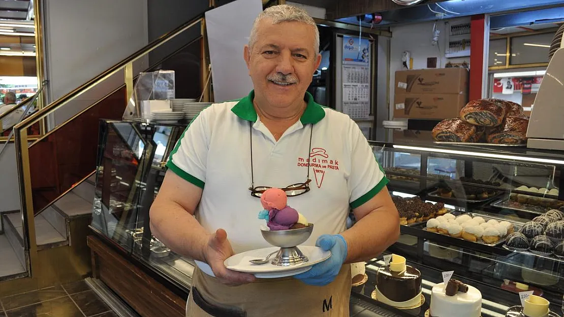 Dondurmacı esnafı gündüz hava sıcak olunca gece mesaisi yapmaya başladı