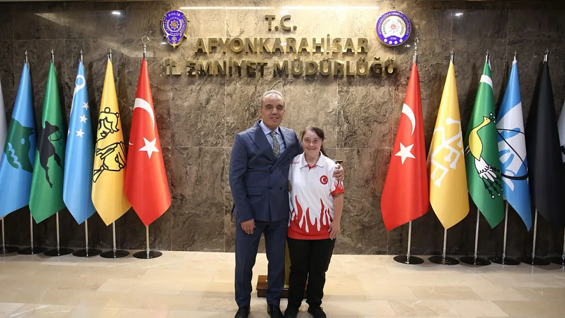 Down Sendromlu Milli Sporcu Münevvere Yılmaz'a İl Emniyet Müdürü Erol'dan Tebrik
