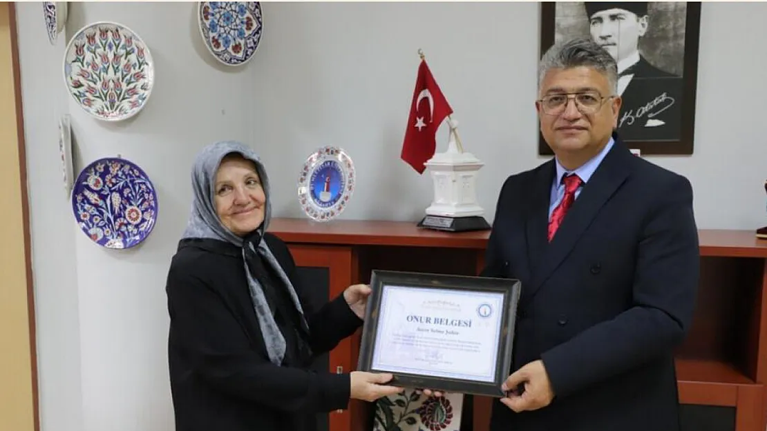 DPÜ Rektörü Kızıltoprak'tan, 72 Yaşındaki MYO Mezunu Selma Şahin'e Onur Belgesi