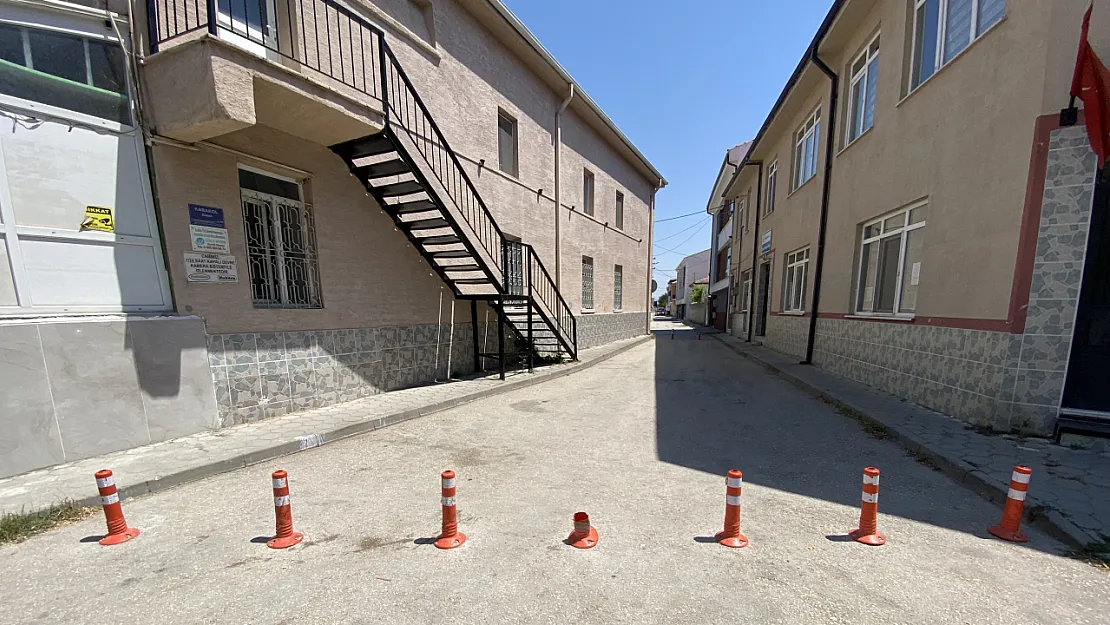 Dubalarla Kapatılan Sokağın İlginç Görünümü