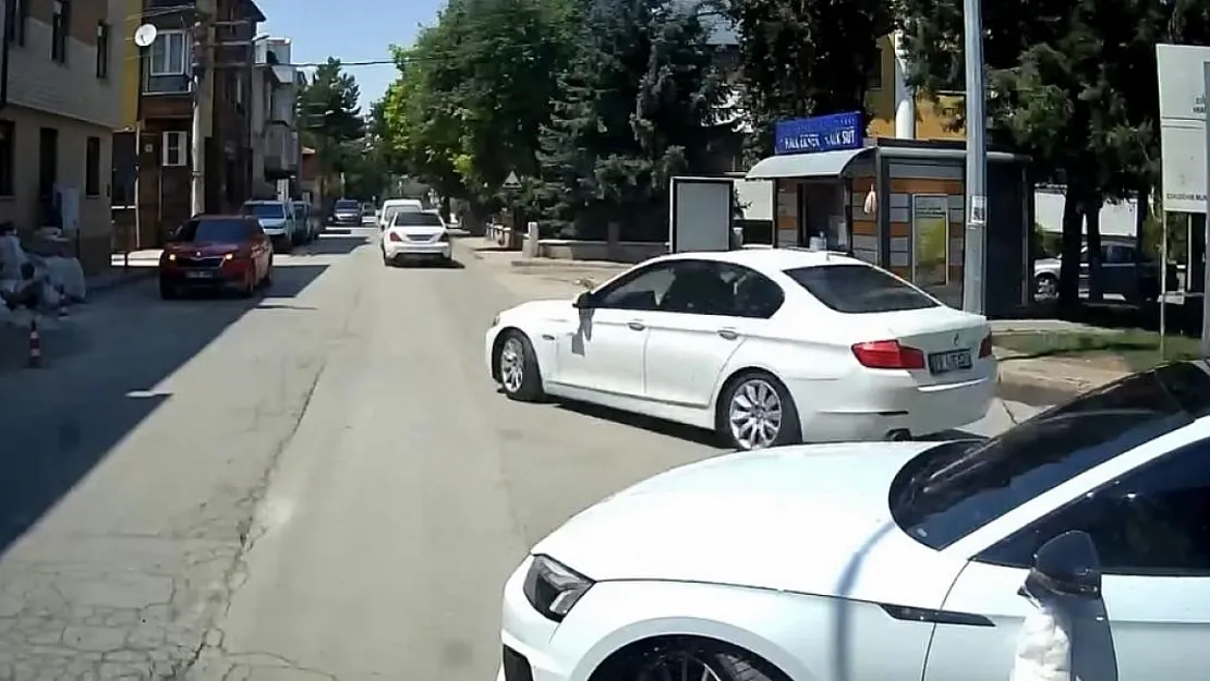 Düğün Konvoyu İçin Yol Kesti, Trafiği Felç Etti