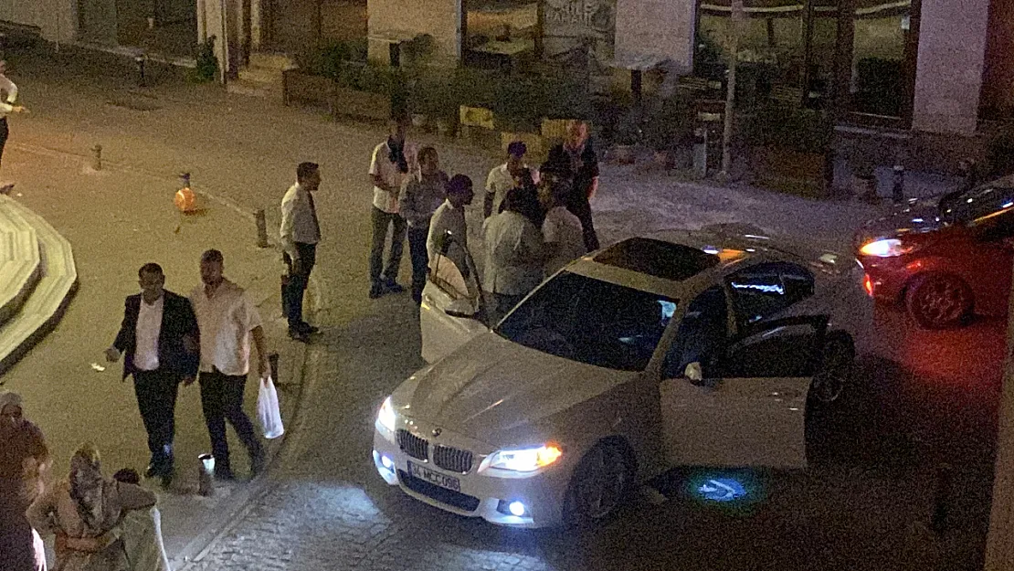 Düğün Konvoyundaki Kalabalık Grup Arasında Gerginlik Yaşandı