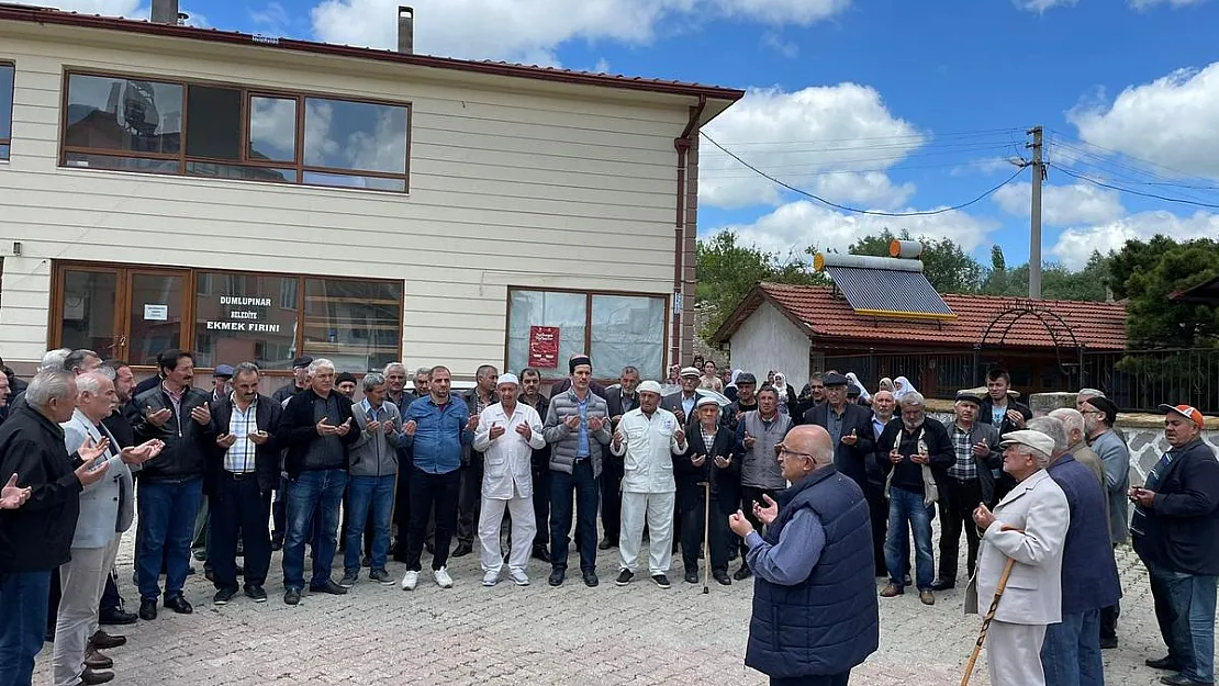 Dumlupınar'da 9 hacı adayı dualarla kutsal topraklara uğurlandı