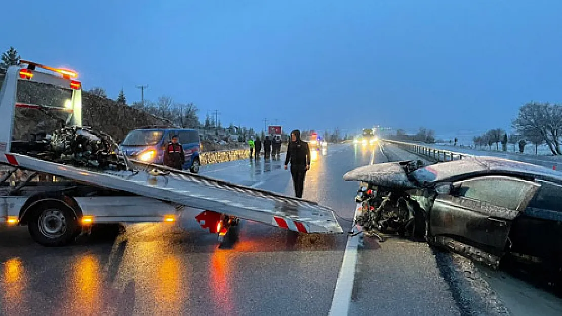 Duvara çarpan otomobildeki  çocuk öldü, 6 kişi yaralandı