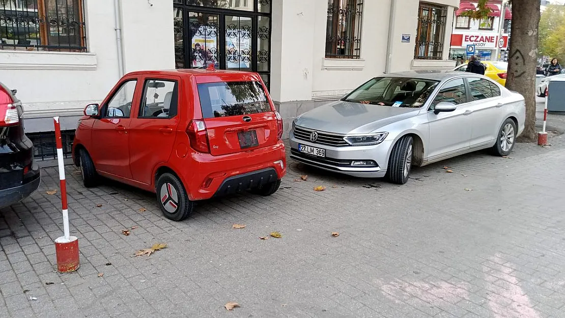 Duyarsız Sürücüler Boş Buldukları Her Alana Araç Park Etti