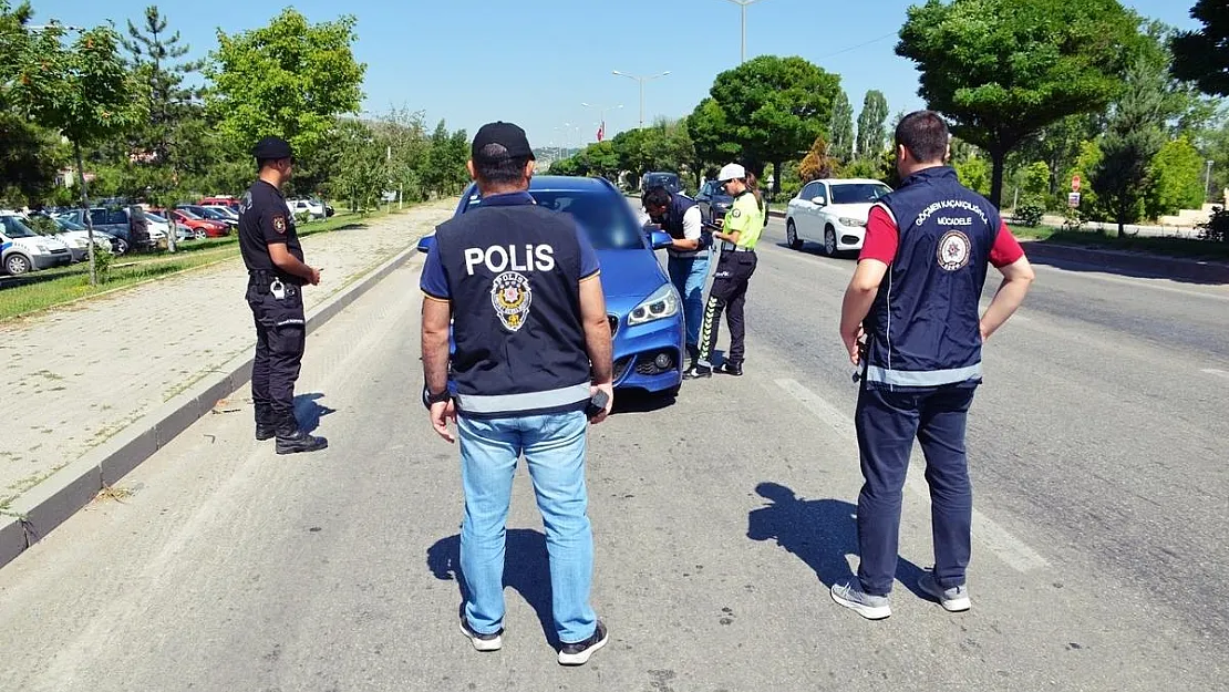 Düzensiz göçmen denetiminde 708 kişi sorgulandı