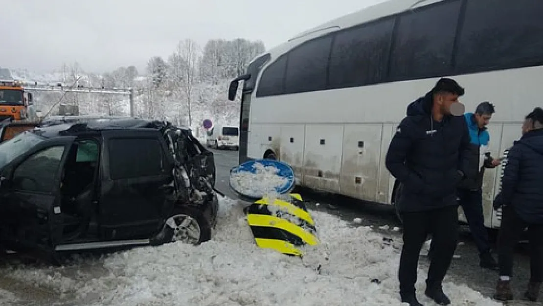 Efeleri taşıyan otobüs cipe çarptı 3 yaralı