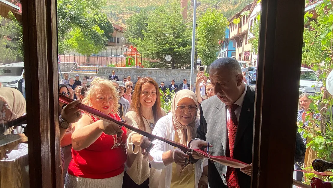 Ege'nin Tek Kadın Baston Ustası Hayalini Gerçekleştirdi! Afyon'da Atölyesini Açtı