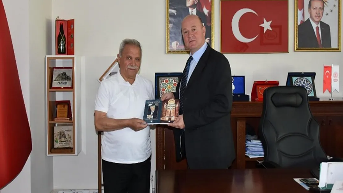 Eğitimci-Yazar Şahintepe, Kütüphane'ye Kitap Bağışladı