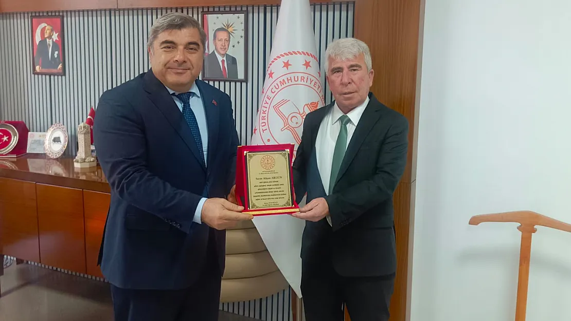 Eğitime 45 Yıl Hizmet Eden Akgün'e Vefa Plaketi