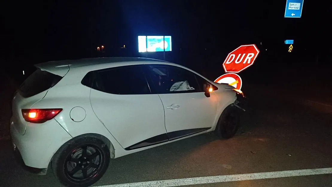 Ehliyetsiz Ve Alkollü Sürücü 'Dur' Levhasına Çarptı: 1 Yaralı