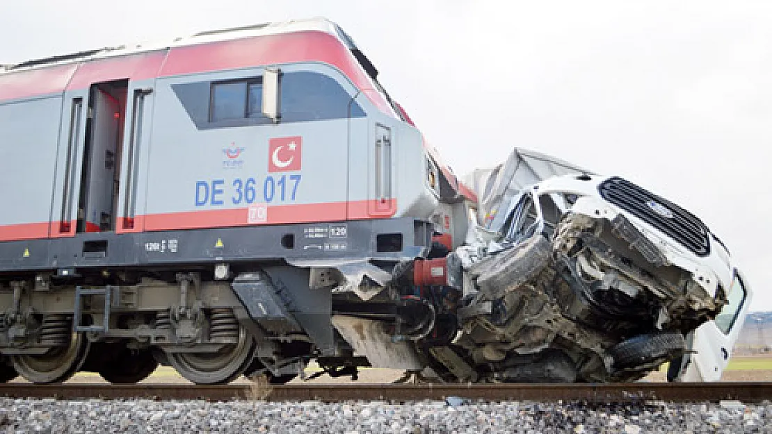 Ekmek yüklü  kamyonete tren çarptı: 1 yaralı