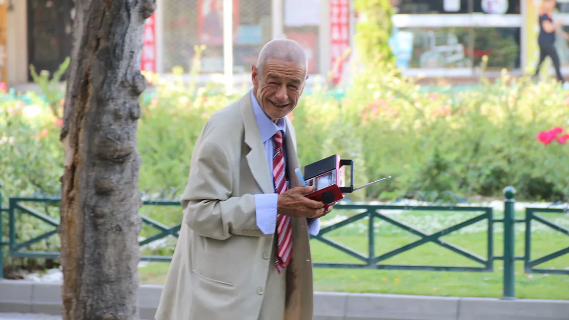 Elinde Teyp İle Sokak Sokak Gezerek Müzik Dinliyor