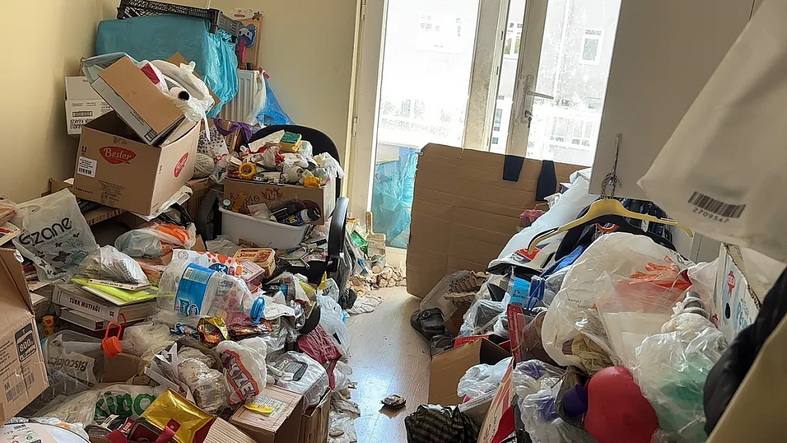 Emekli Profesörün İki Dairesinden Tonlarca Eşya Ve Çöp Çıktı