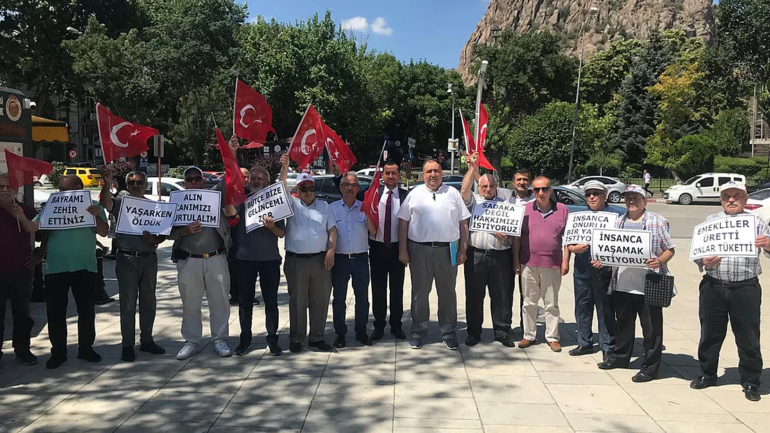 'Emekliler Onurlu Türk Vatandaşı Olmasalar İsyan Ederler'