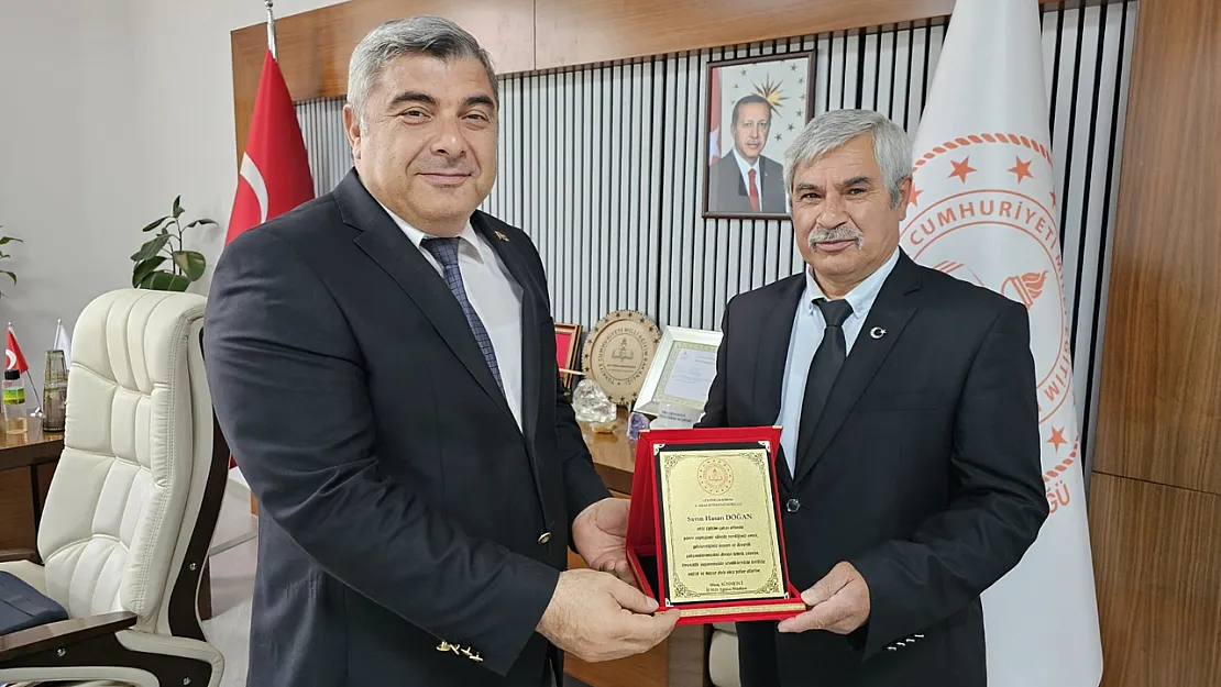 Emektar Eğitimciye Plaketle Veda