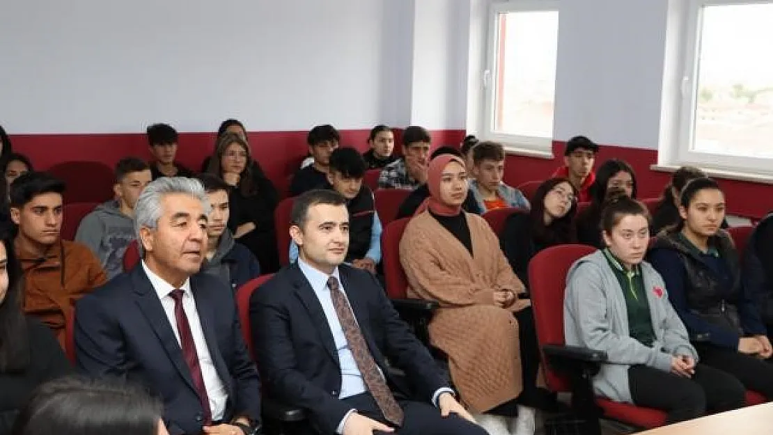 Emirdağ'da 'Gençlik Okulu' semineri yoğun ilgi gördü