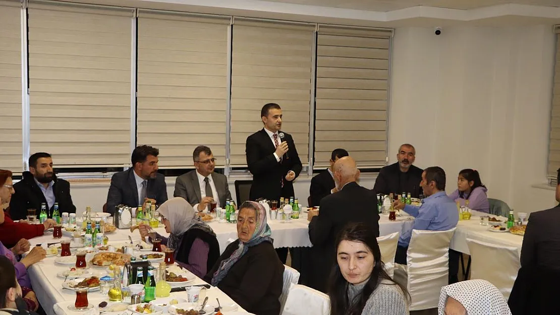 Emirdağ'da protokol üyeleri yaşlı ve depremzedeler ile iftarda buluştu