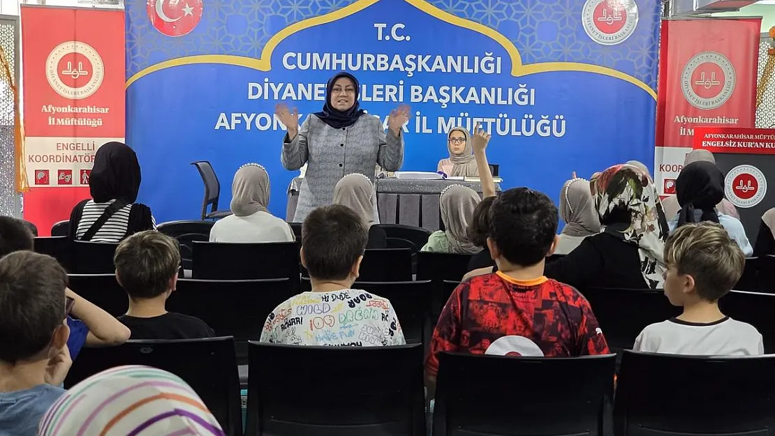 Engelsiz Kur'an Kursu'nda Braille Alfabeli Kur’an Hediye Edildi