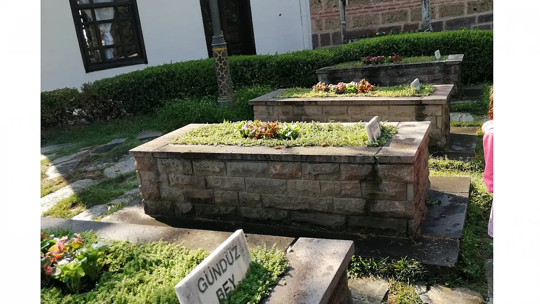Ertuğrulgazi Türbesi Çevresinde Bakım Ve Çiçeklendirme Çalışması