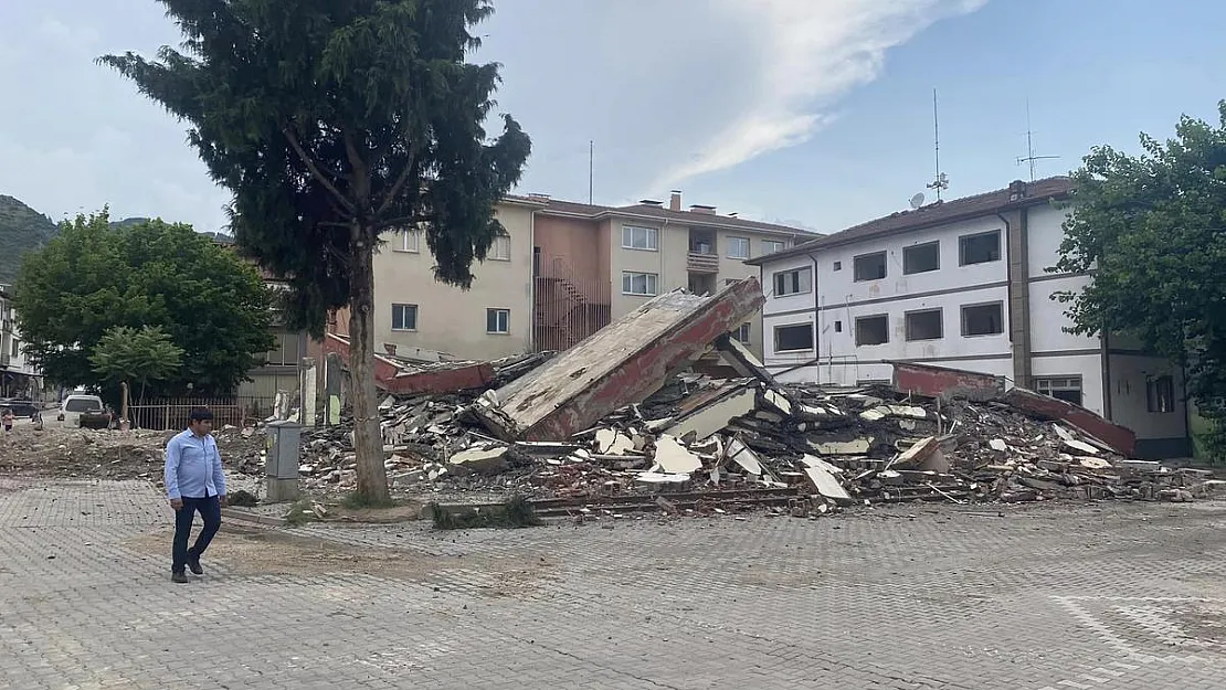 Eski belediye binası yıkıldı