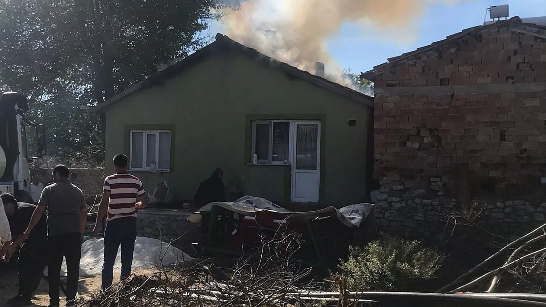 Eski Kanepelerini Yakmak İsterken Evi Kül Oldu