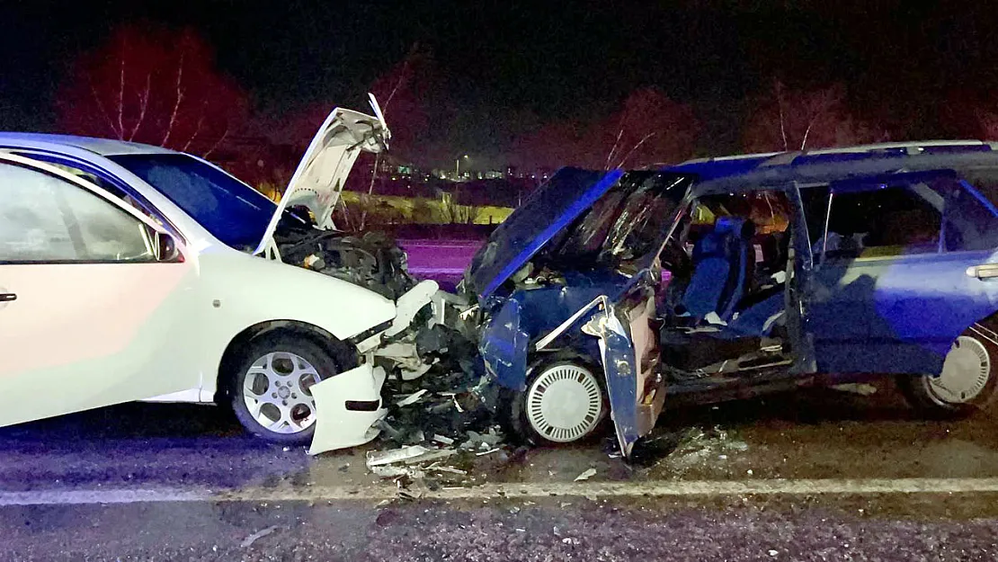 Eskişehir-Afyon Yolunda Kafa Kafaya Çarpıştılar: 9 Yaralı