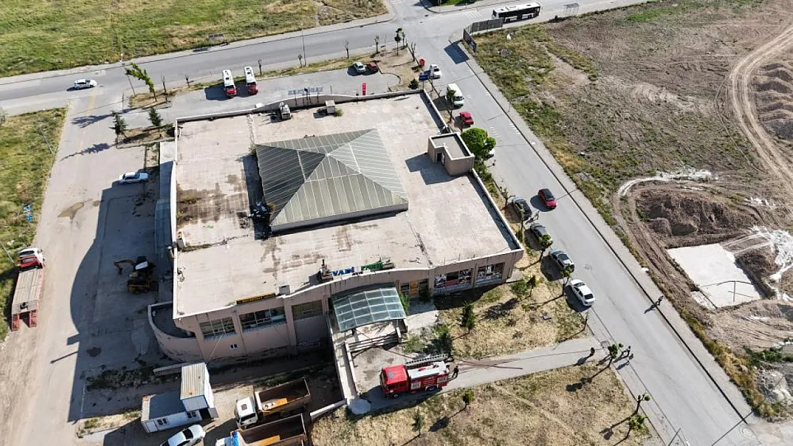 Eskişehir'de AVM çatısında çıkan yangın korkuttu