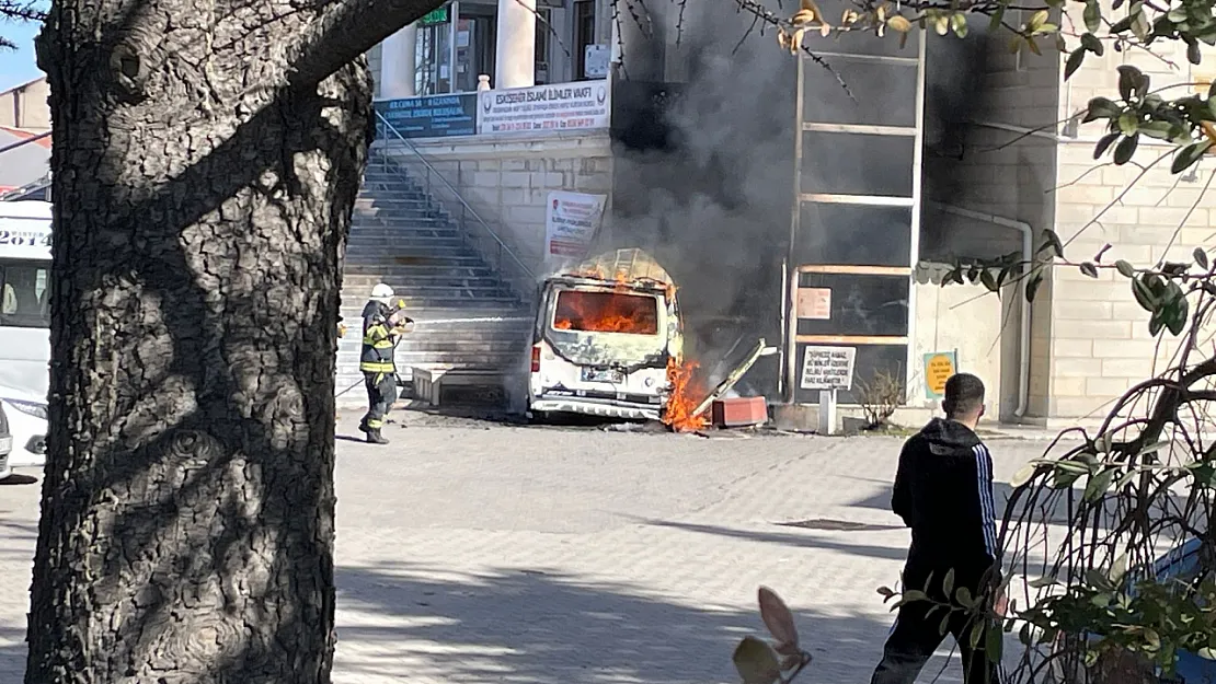 Eskişehir'de Faciadan Dönüldü! 4 Çocuğun Olduğu Araç Yandı!