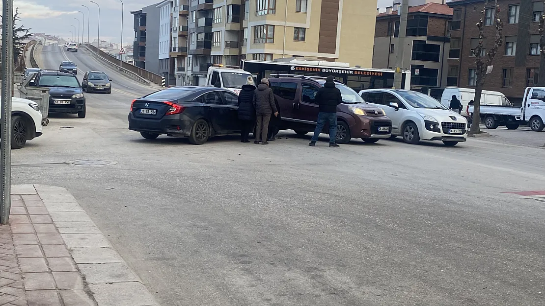 Eskişehir'de Kavşakta Kaza!